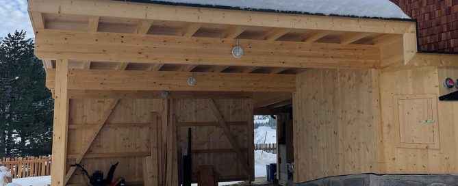 Neues Carport aus hellem Holz, Dach mit Schnee bedeckt, Holzbau Neukirchen, Winter, Handwerkskunst