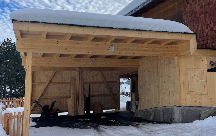 Neues Carport aus hellem Holz, Dach mit Schnee bedeckt, Holzbau Neukirchen, Winter, Handwerkskunst