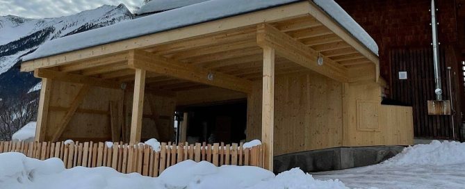 Moderner Carport aus Holz mit Satteldach im Winter, gebaut von BRUNNER & Co in Neukirchen