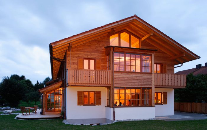 Modernes Holzhaus mit großzügigem Balkon und großen Fenstern, gebaut von BRUNNER & Co Neukirchen
